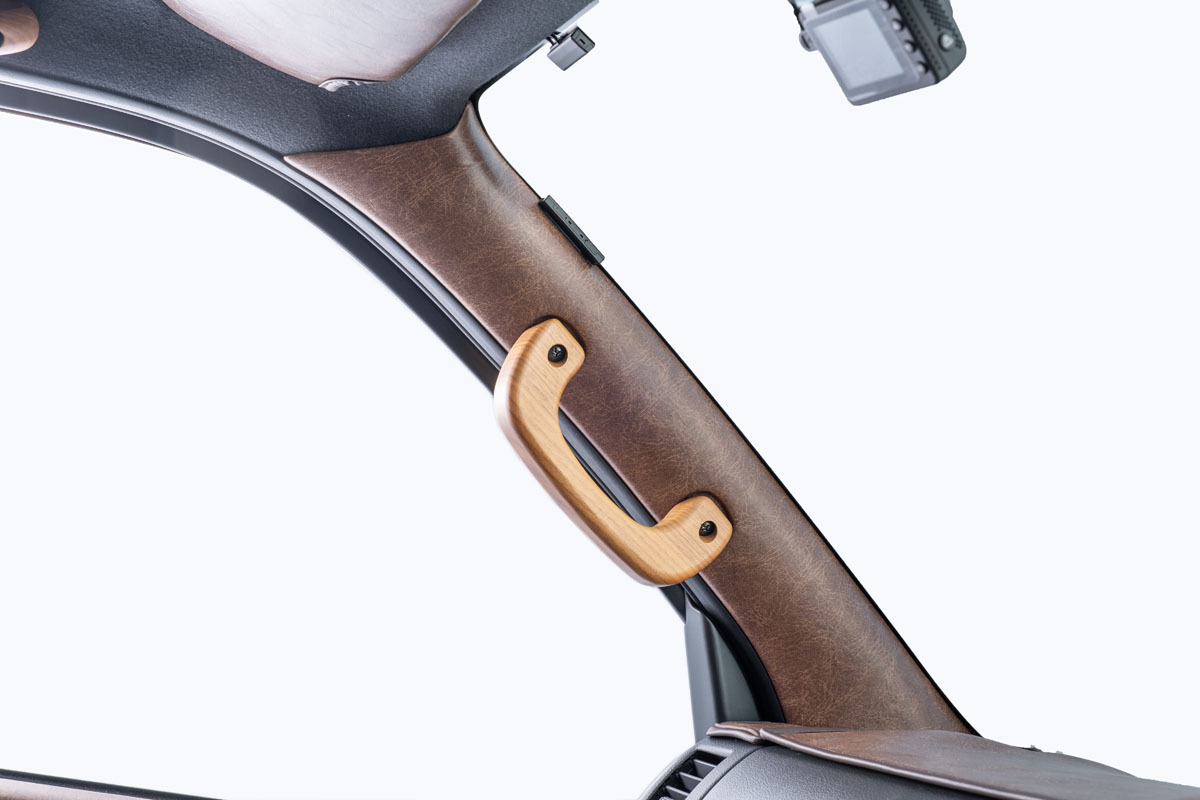 【200系ハイエース専用】 Aピラーパネル 張り替え済み交換タイプ左右セット クラシックグロッシー　ブラウン 装着イメージ