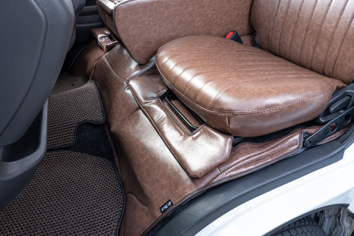 200ハイエース ナロー用 エンジンフードカバー＆スカートセット クラシックグロッシー　ブラウン　装着イメージ