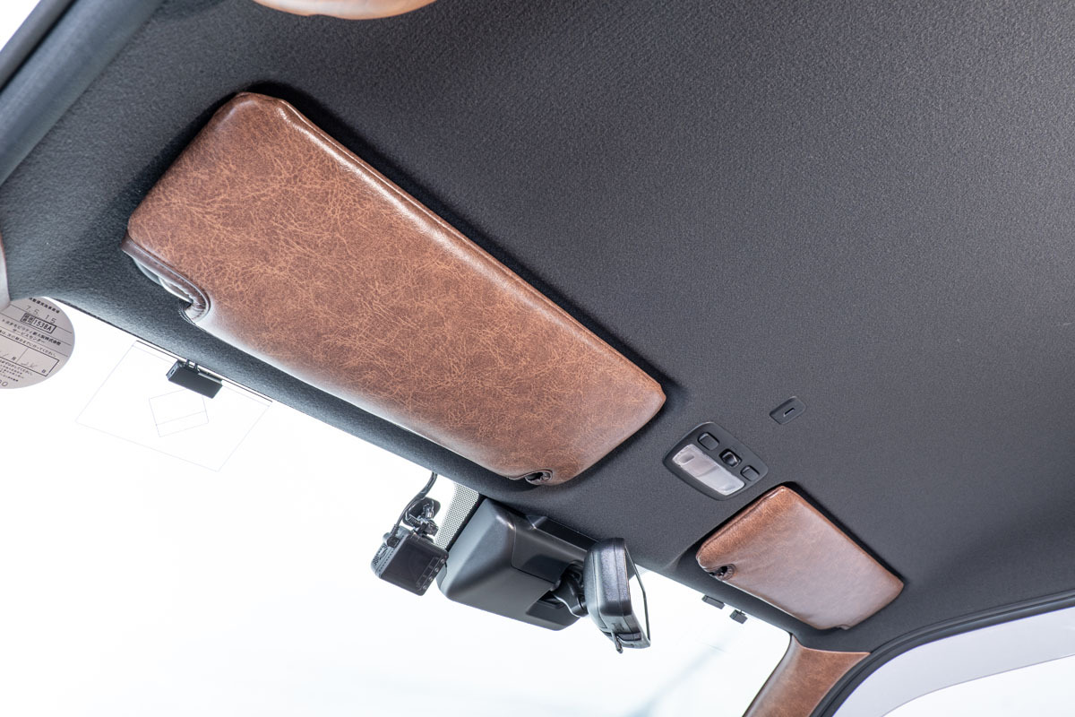 【200系ハイエース専用】 サンバイザーカバー クラシックグロッシー　グロッシーブラウン　装着イメージ