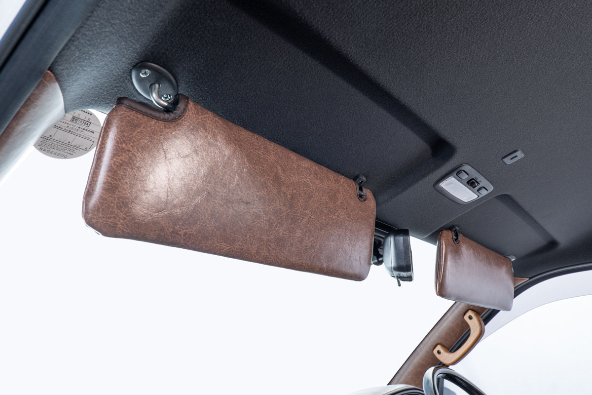 【200系ハイエース専用】 サンバイザーカバー クラシックグロッシー　グロッシーブラウン　装着イメージ