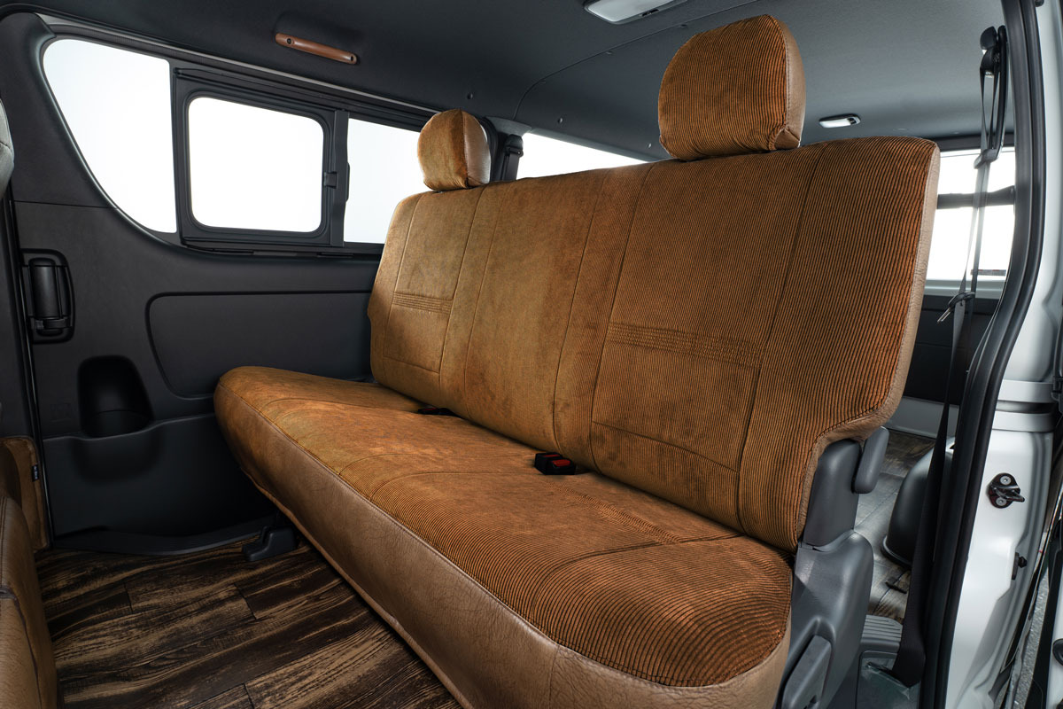 シートカバー  アンティークコーデュロイ　コーデュロイブラウンxヴィンテージモカ　ハイエース後部席装着イメージ