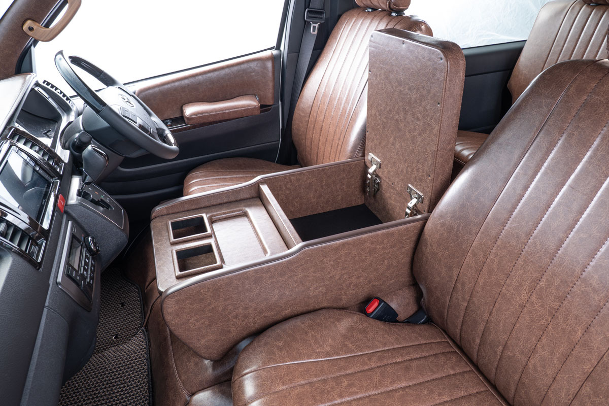 200系ハイエースS-GL用センターコンソール　クラシックグロッシー　ブラウン装着イメージ