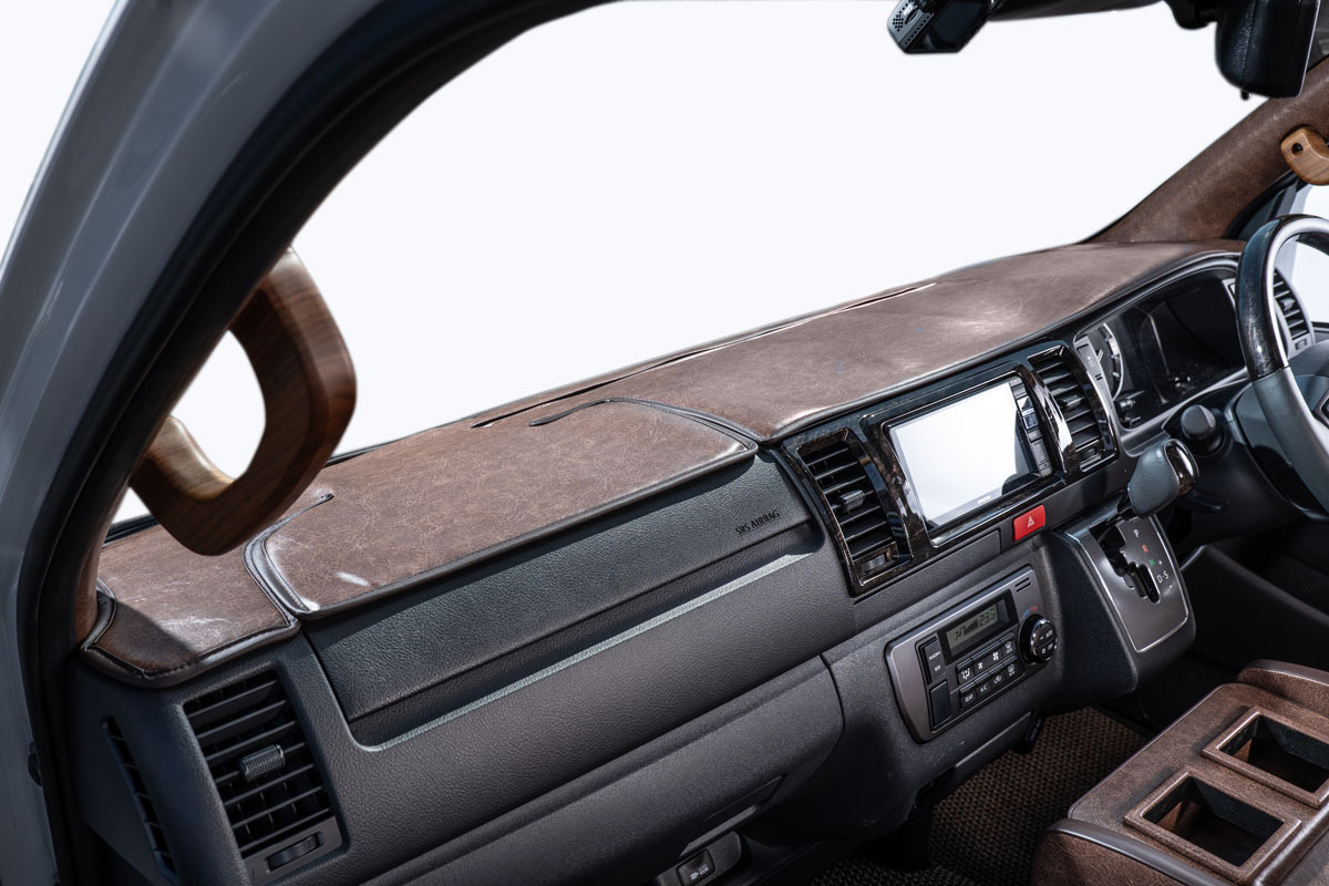 200ハイエース標準  ダッシュボードマット　 クラシックグロッシー　ブラウン　装着イメージ