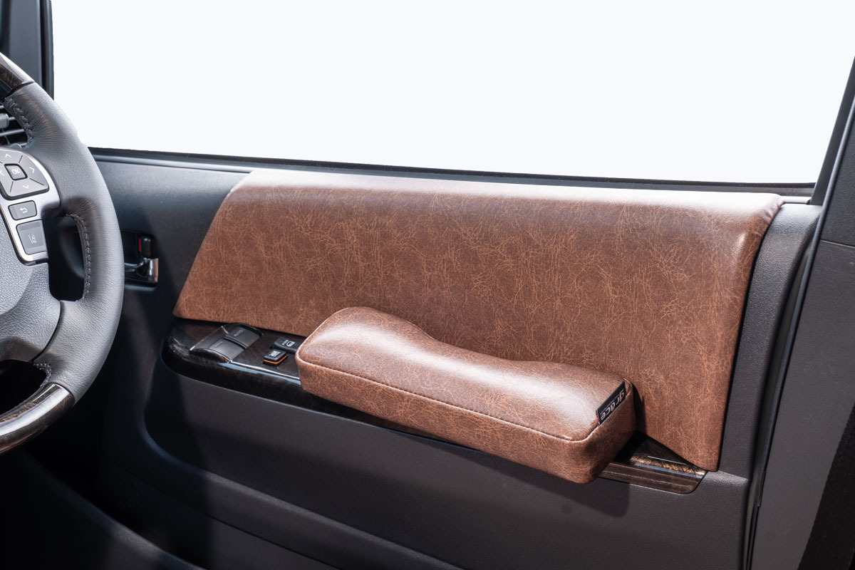 【200系ハイエース】 ドアアームレスト 左右セット クラシックグロッシー　装着イメージ