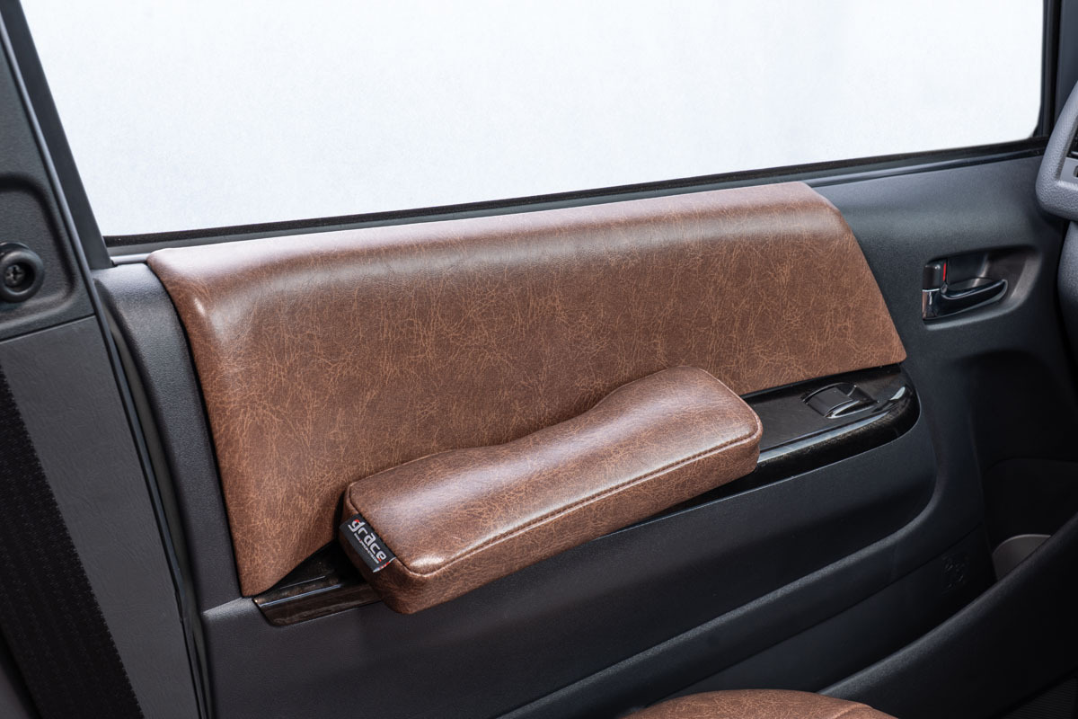 【200系ハイエース】 ドアアームレスト 左右セット クラシックグロッシー　装着イメージ