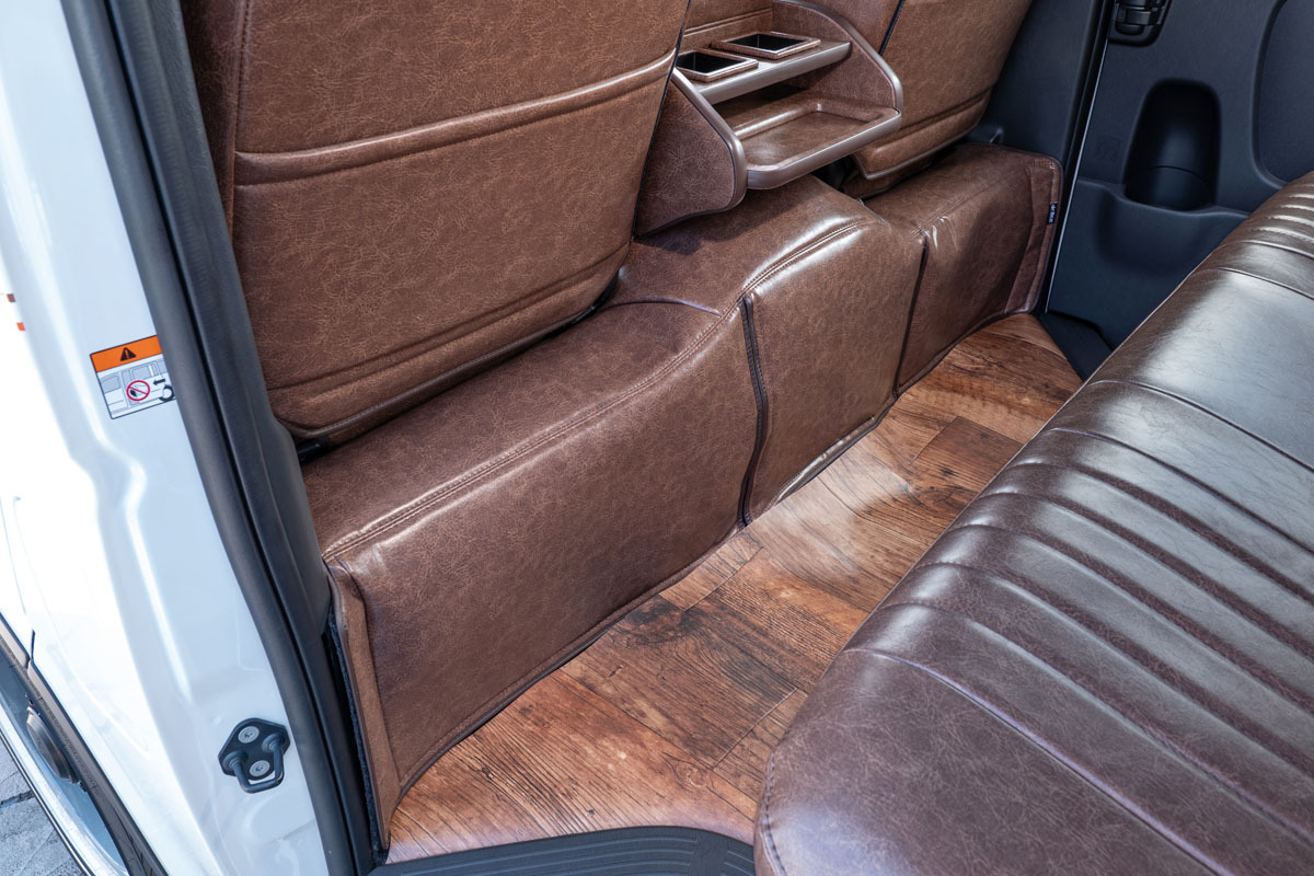 【200ハイエース ワイド用】リアデッキカバー クラシックグロッシー ブラウン　装着イメージ