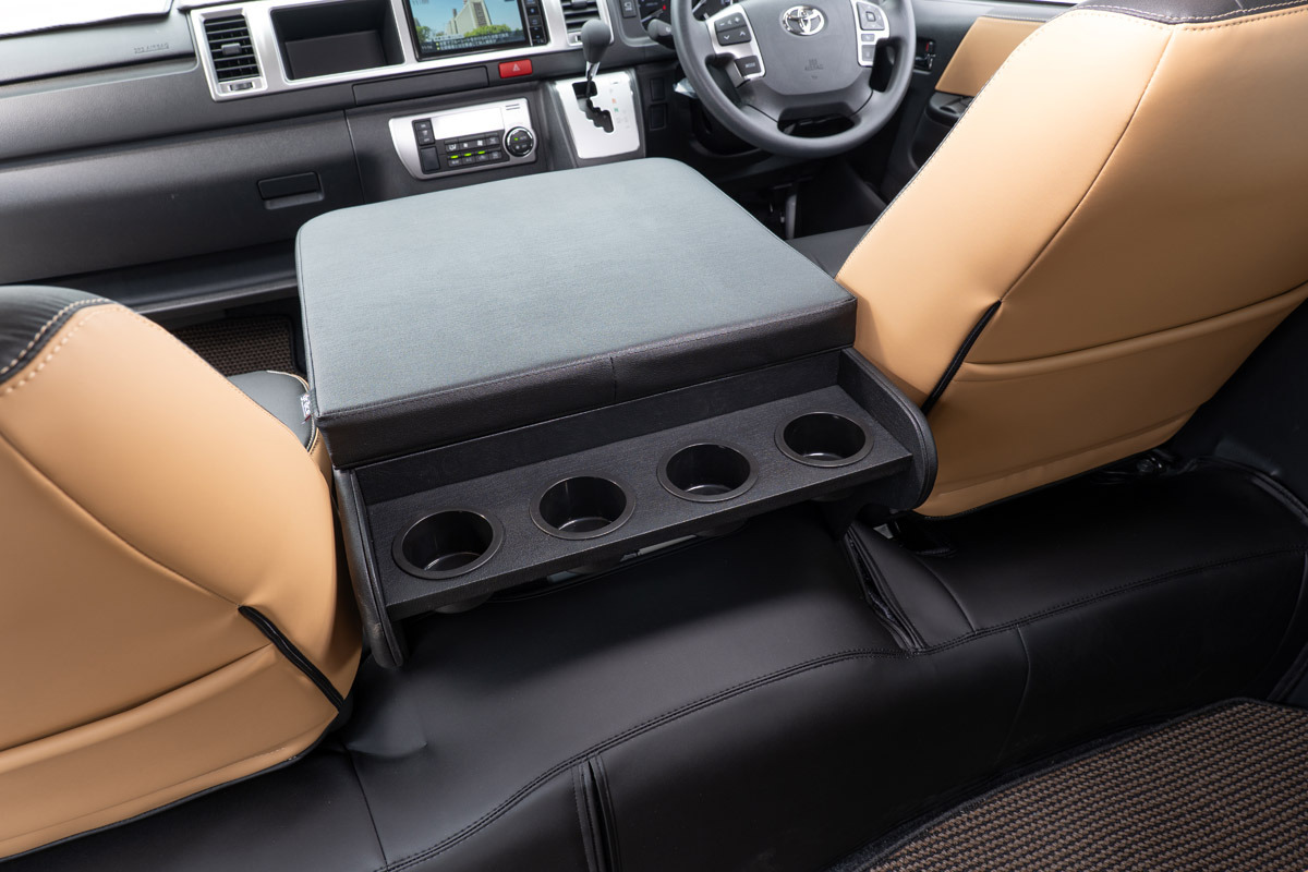 200系ハイエースワゴンGL グランドキャビン用シンプルセンターコンソール　装着イメージ