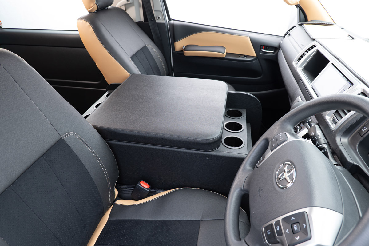 200系ハイエースワゴンGL グランドキャビン用シンプルセンターコンソール　装着イメージ