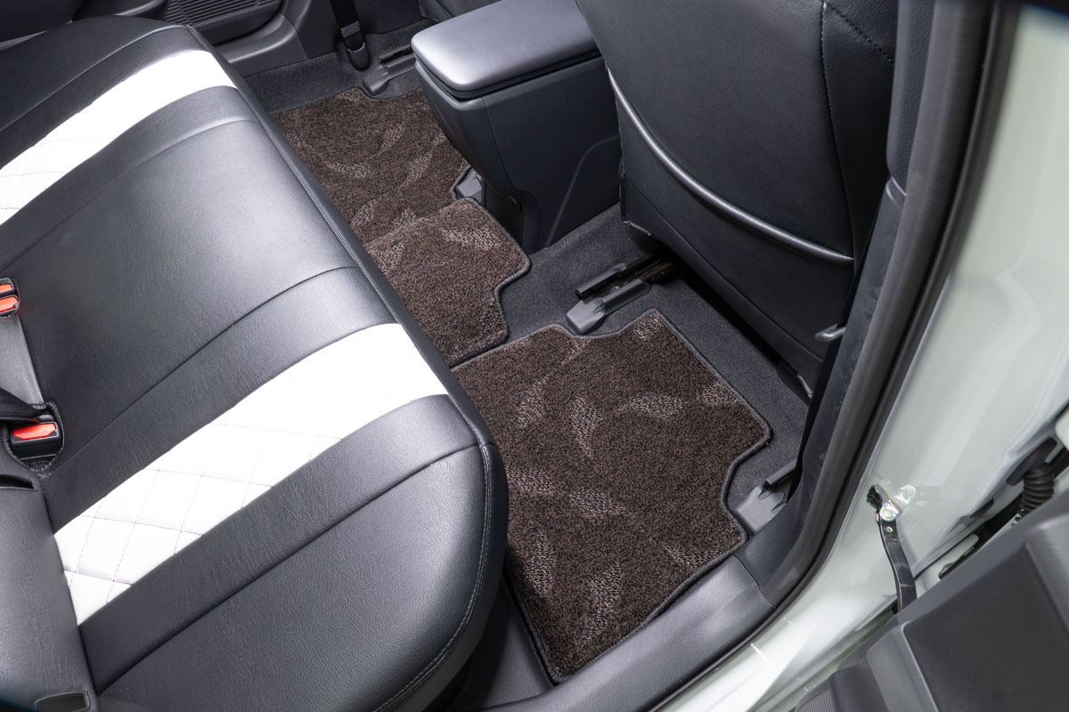 【60プリウス専用】フロアマット プレミアムセット １台分　後部座席装着イメージ ウェーブブラウン