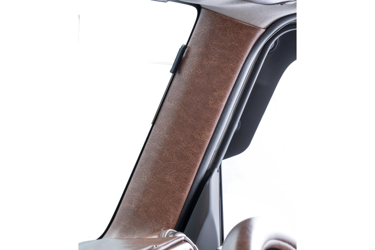【ジムニーJB64/JB74/ノマド専用】 Aピラーパネル　張り替え済み交換タイプ　左右セット　クラシックグロッシー　装着イメージ