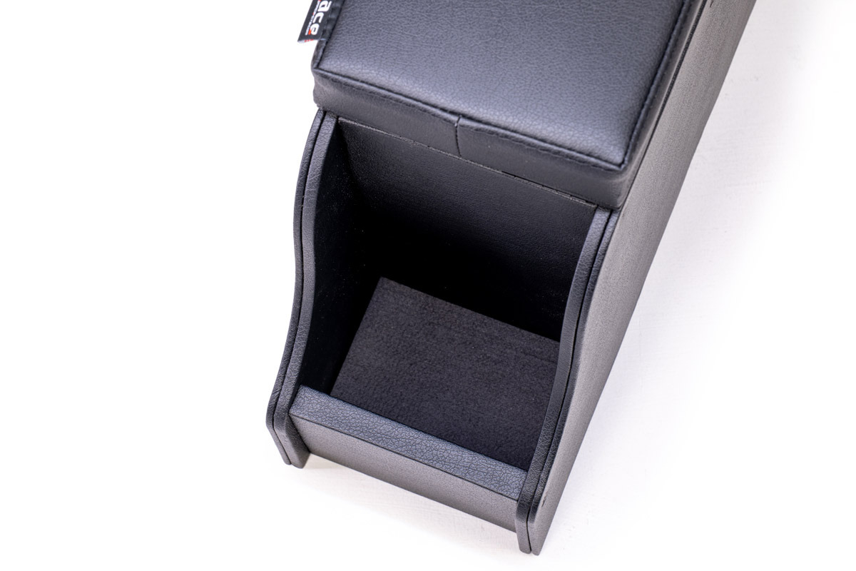 後部座席側にもたっぷり入る収納スペース付き