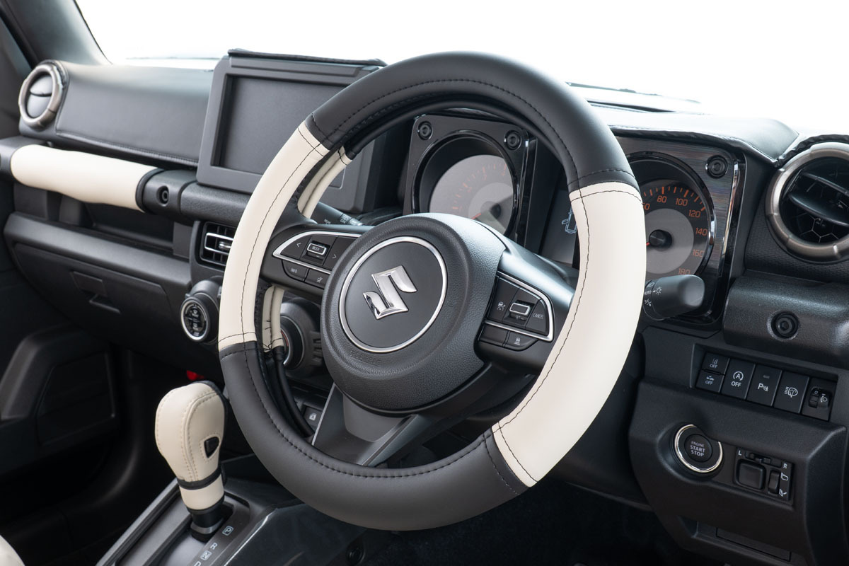 ハンドルカバー プライム　バニラカラー　ジムニーノマド装着イメージ