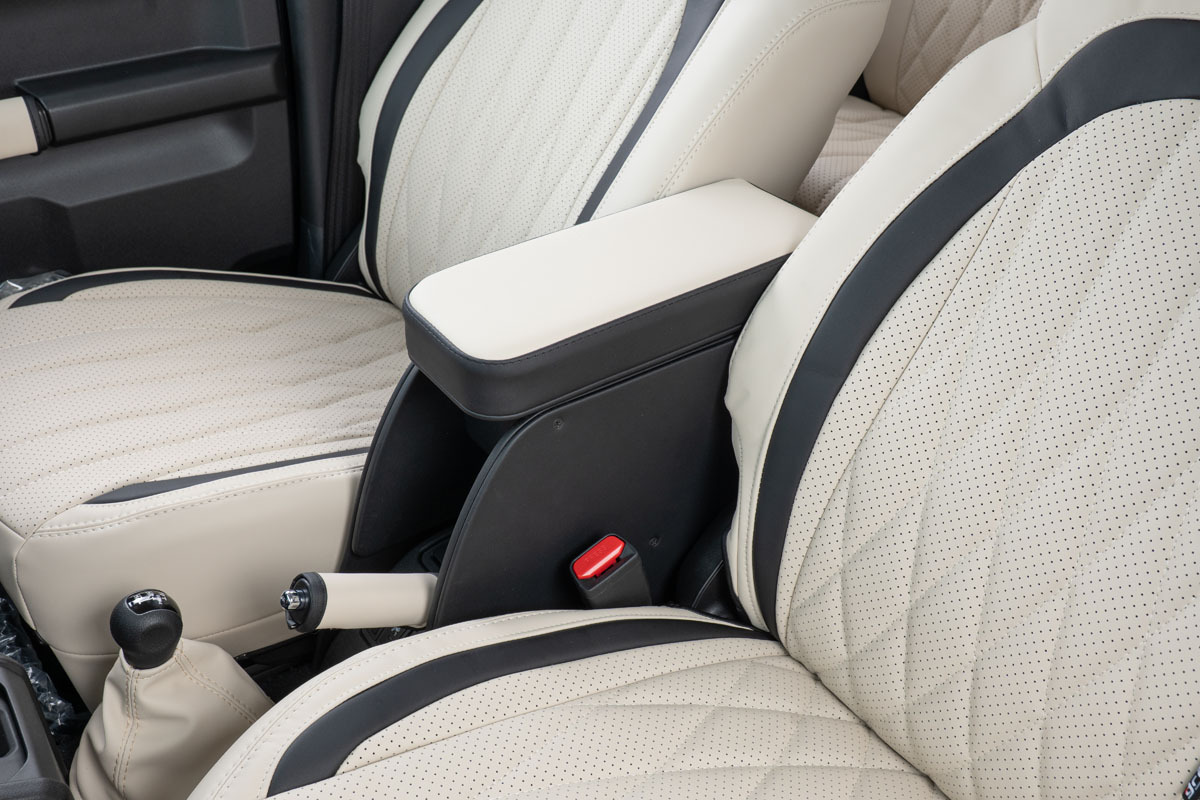 【JC74ジムニーノマド専用】センターコンソール Ver.3 プライム＜ドリンクホルダー付き＞バニラ 装着イメージ