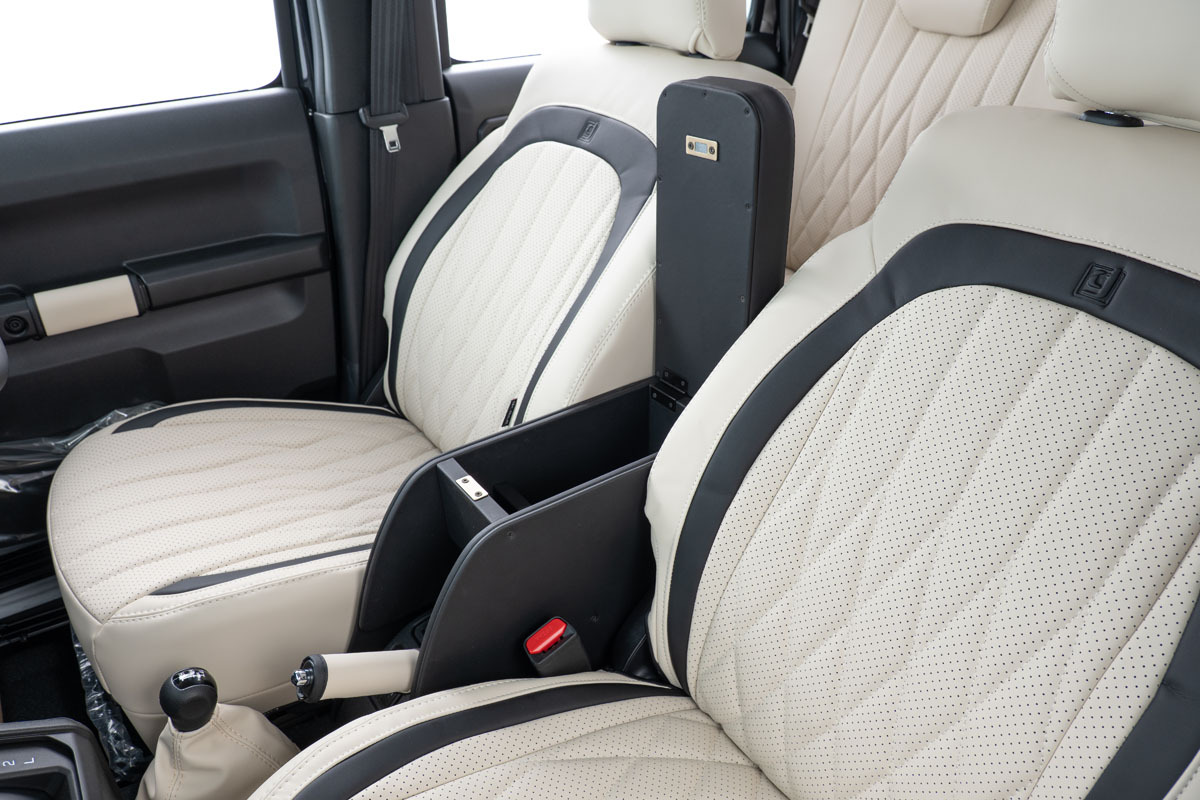 【JC74ジムニーノマド専用】センターコンソール Ver.3 プライム＜ドリンクホルダー付き＞バニラ 装着イメージ