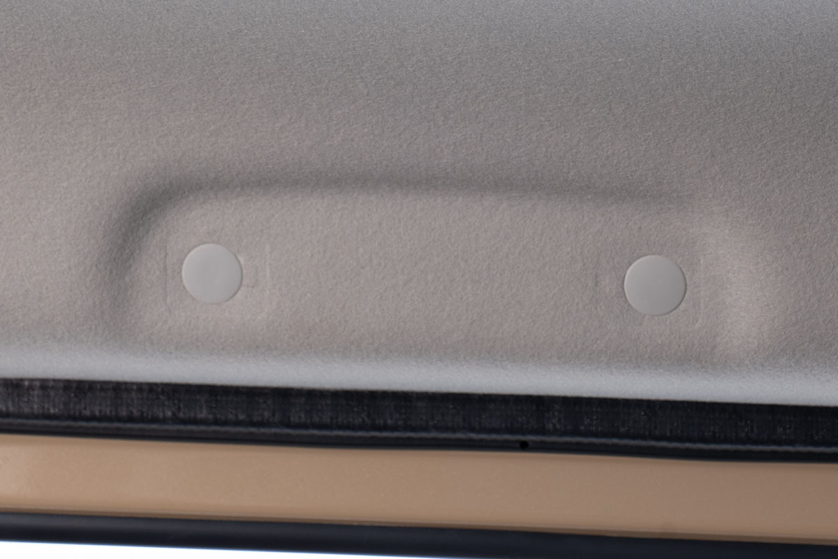 運転席側、リア運転席側、助手席側に取り付ける場合、目隠しクリップを外して取り付けます。