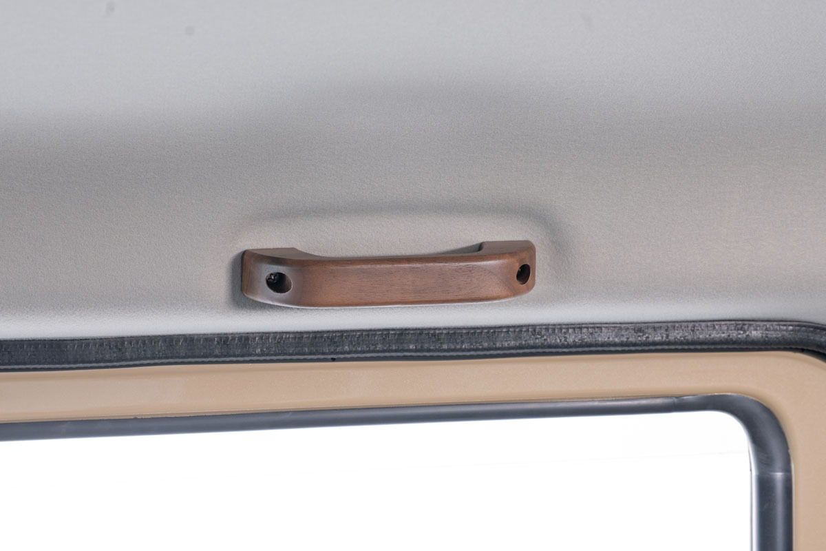 【タウンエース/S700 アトレー/ハイゼットカーゴ専用】 天井アシストグリップ １本 ウォールナット 装着イメージ