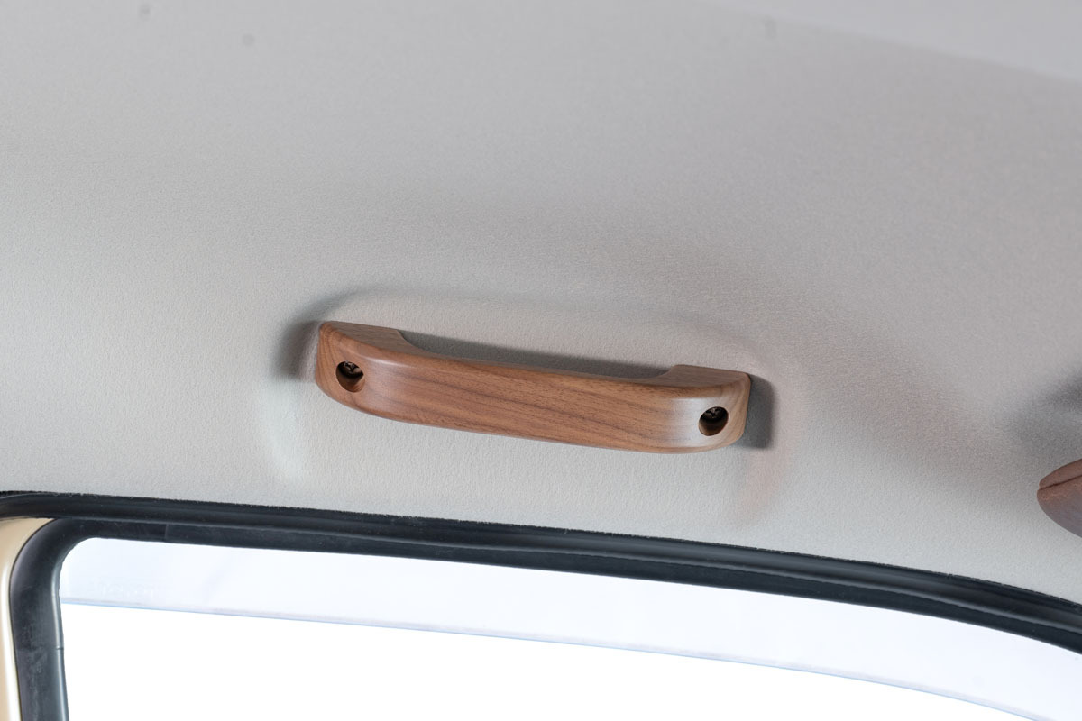【タウンエース/S700 アトレー/ハイゼットカーゴ専用】 天井アシストグリップ １本 ウォールナット 装着イメージ