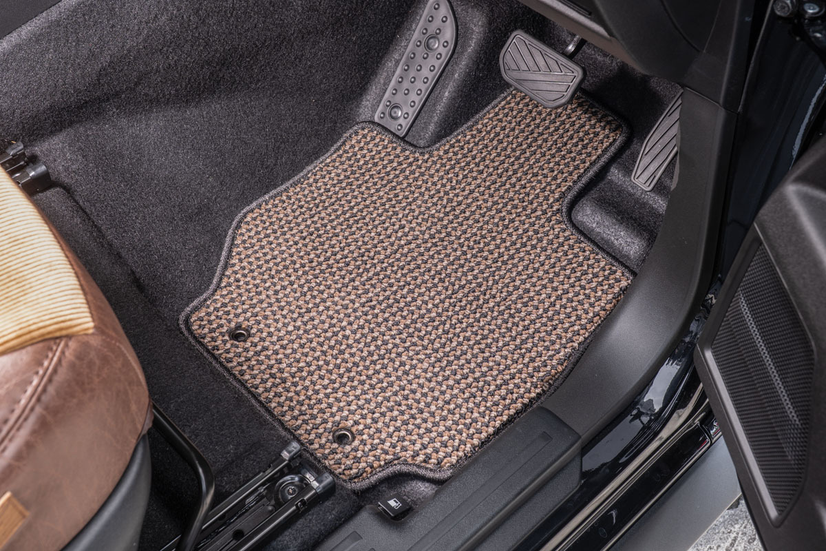 【ジムニーノマド専用】フロアマット 1台分セット NEWアンティーク　運転席装着イメージ