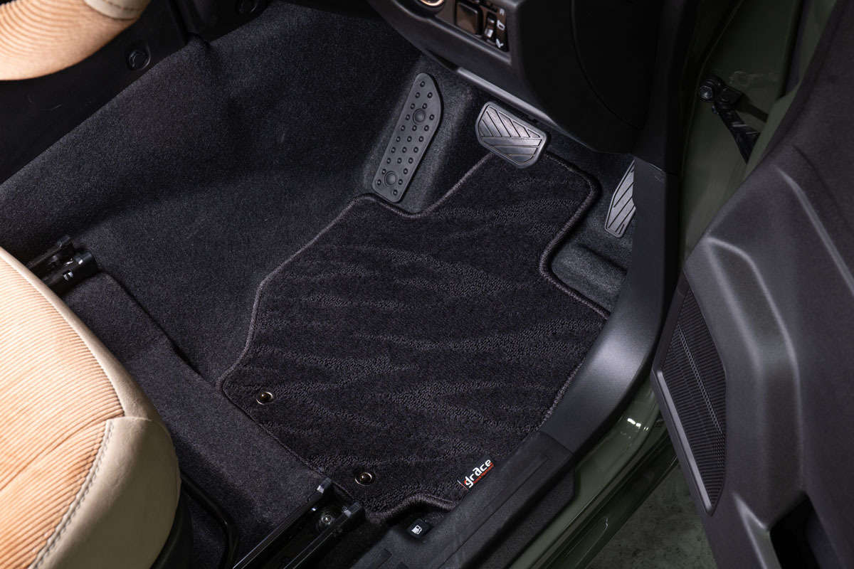【ジムニーJB64/JB74専用】フロアマット プレミアムセット １台分　運転席装着イメージ ウェーブブラック