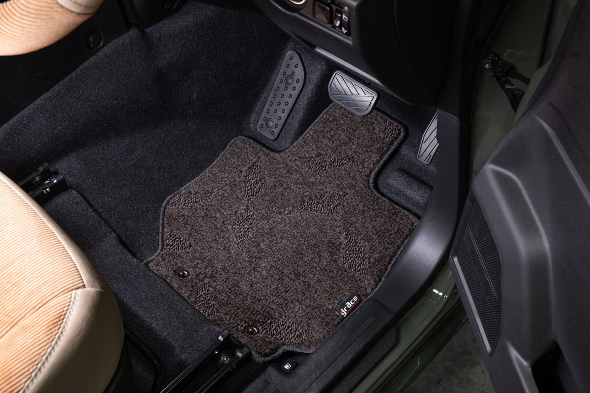 【ジムニーJB64/JB74専用】フロアマット プレミアムセット １台分　運転席装着イメージ ウェーブブラウン