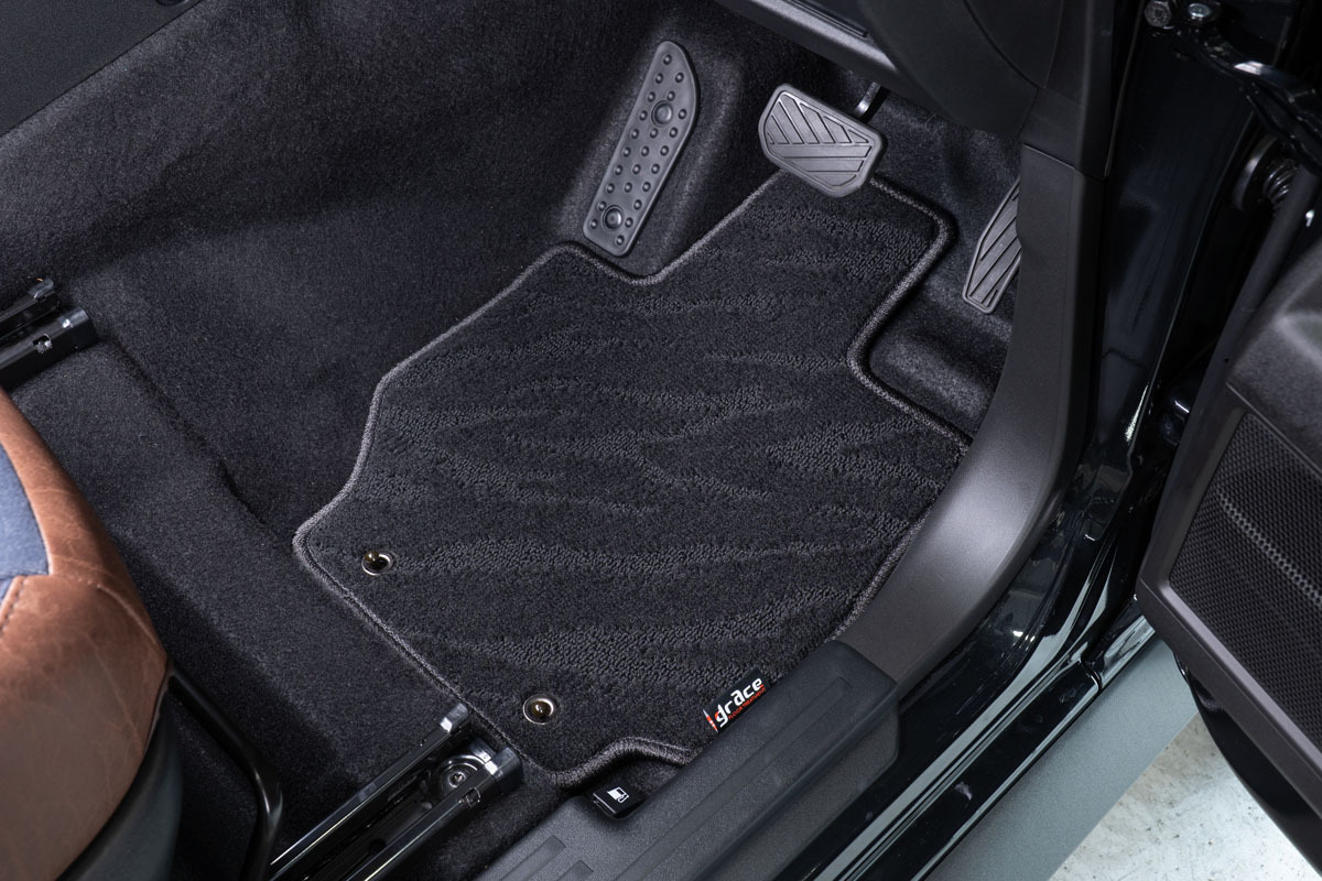 【ジムニーノマド専用】フロアマット プレミアムセット １台分　運転席装着イメージ ウェーブブラック
