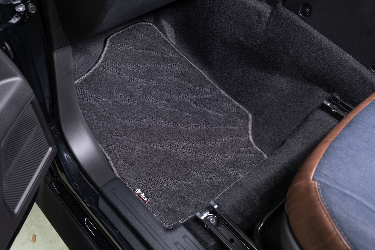 【ジムニーノマド専用】フロアマット プレミアムセット １台分　助手席装着イメージ ウェーブブラック