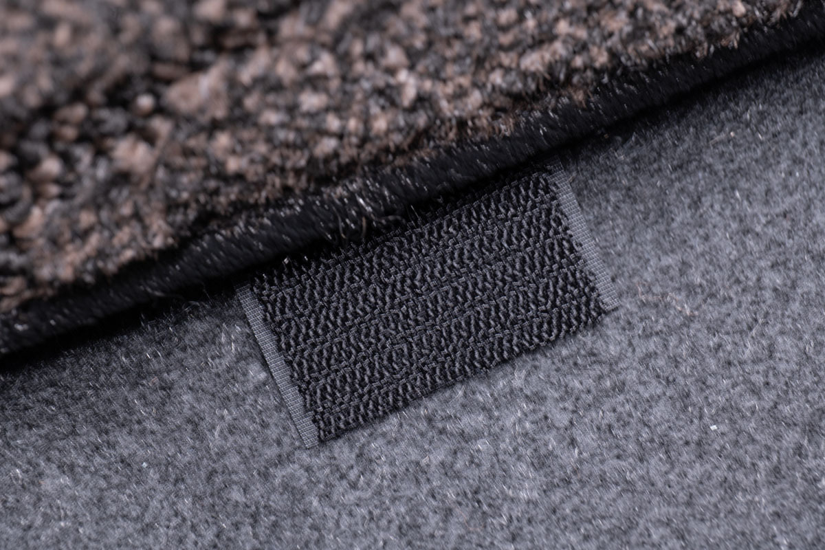 リアシートの取り付けにはマジックテープを採用