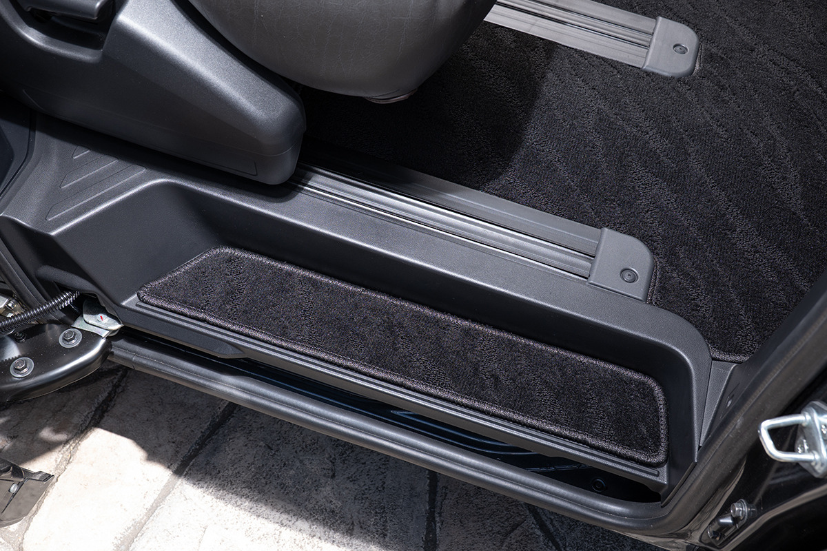 【デリカD:5専用】フロアマット プレミアムセット １台分　装着イメージ ウェーブブラック