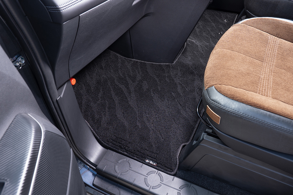 【デリカD:5専用】フロアマット プレミアムセット １台分　助手席装着イメージ ウェーブブラック