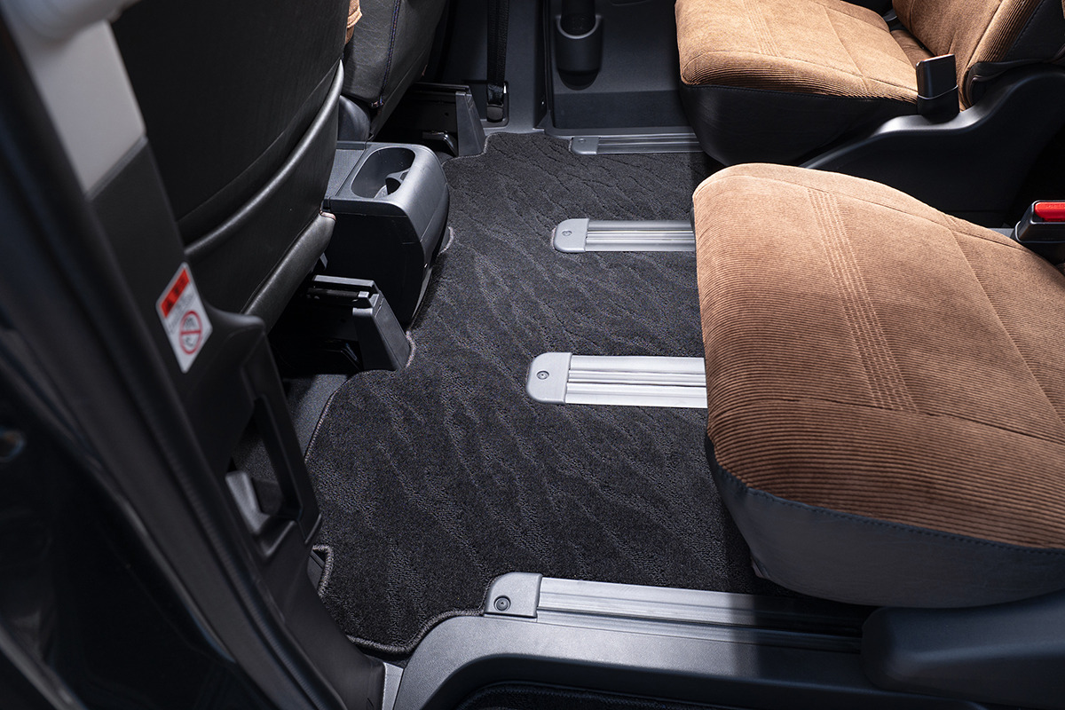 【デリカD:5専用】フロアマット プレミアムセット １台分　後部席装着イメージ ウェーブブラック