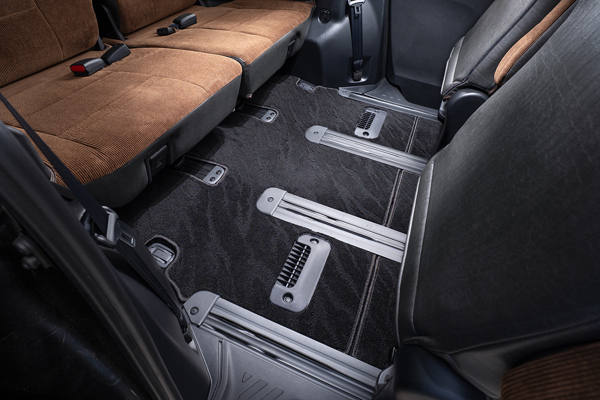 【デリカD:5専用】フロアマット プレミアムセット １台分　後部席装着イメージ ウェーブブラック