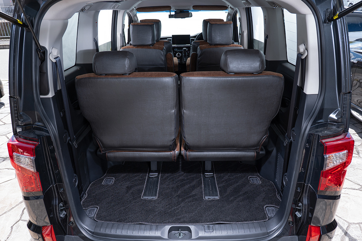 【デリカD:5専用】フロアマット プレミアムセット １台分　トランクルーム装着イメージ ウェーブブラック