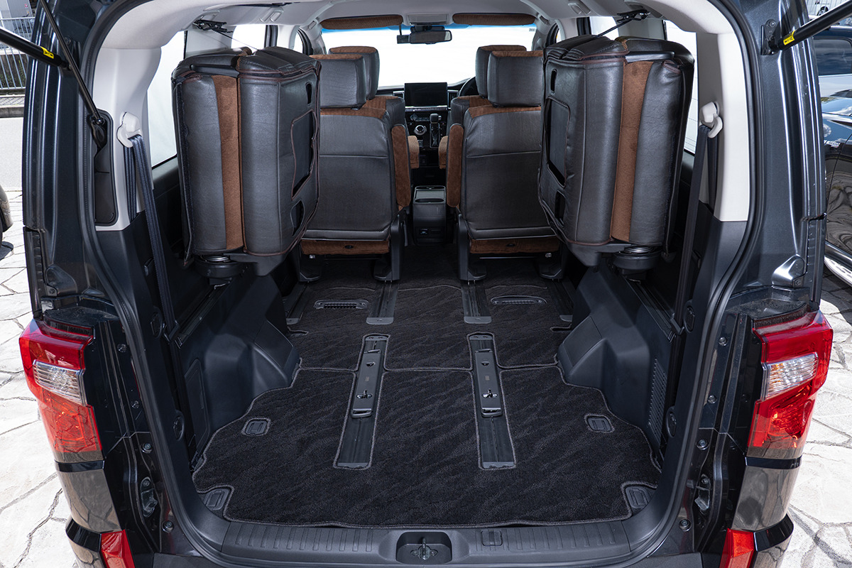 【デリカD:5専用】フロアマット プレミアムセット １台分　トランクルーム装着イメージ ウェーブブラック