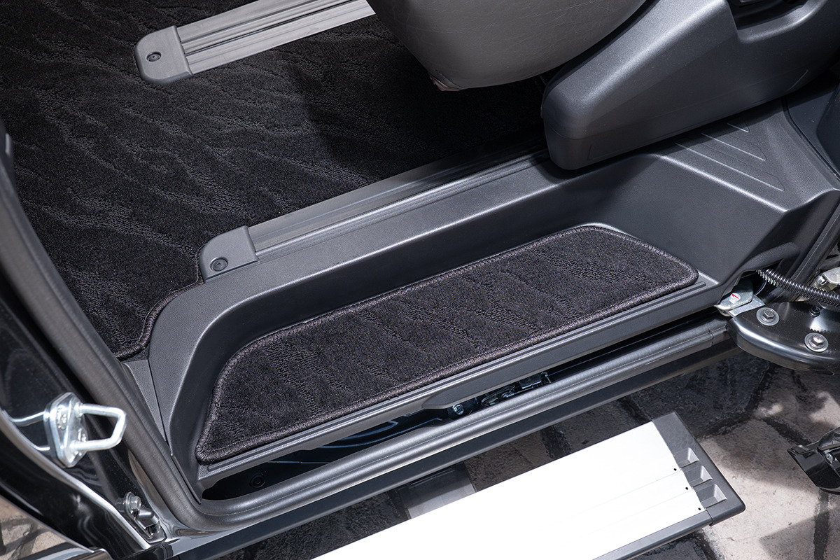 【デリカD:5専用】フロアマット プレミアムセット １台分　装着イメージ ウェーブブラック