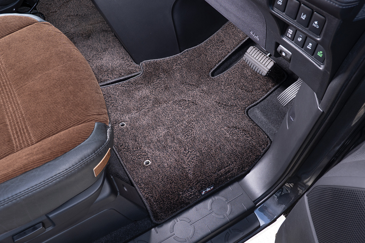 【デリカD:5専用】フロアマット プレミアムセット １台分　運転席装着イメージ ヴィンテージブラウン