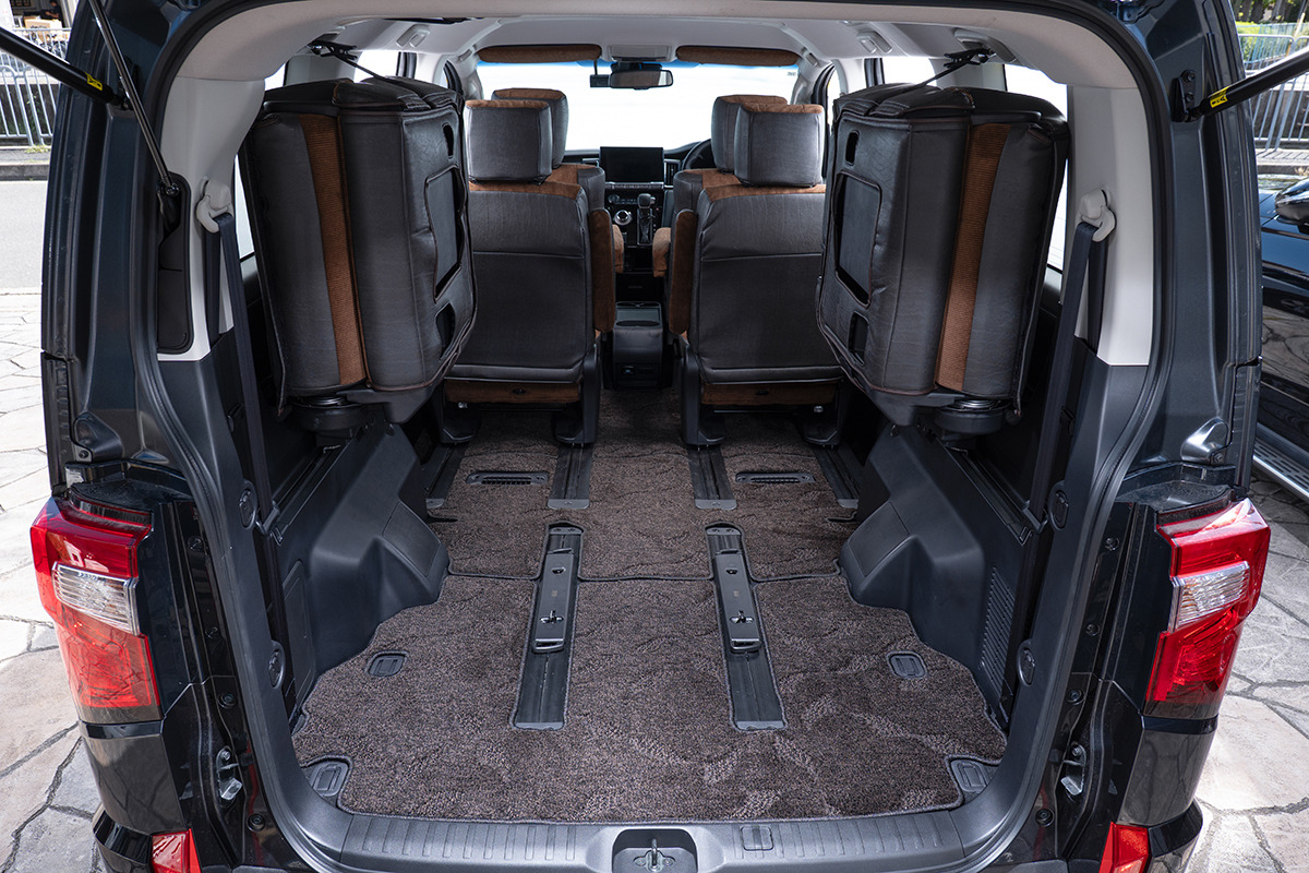 【デリカD:5専用】フロアマット プレミアムセット １台分　装着イメージ ヴィンテージブラウン