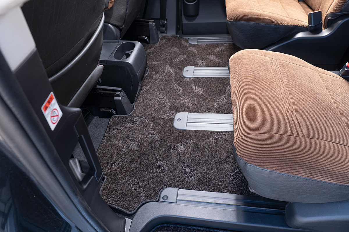 【デリカD:5専用】フロアマット プレミアムセット １台分　装着イメージ ヴィンテージブラウン