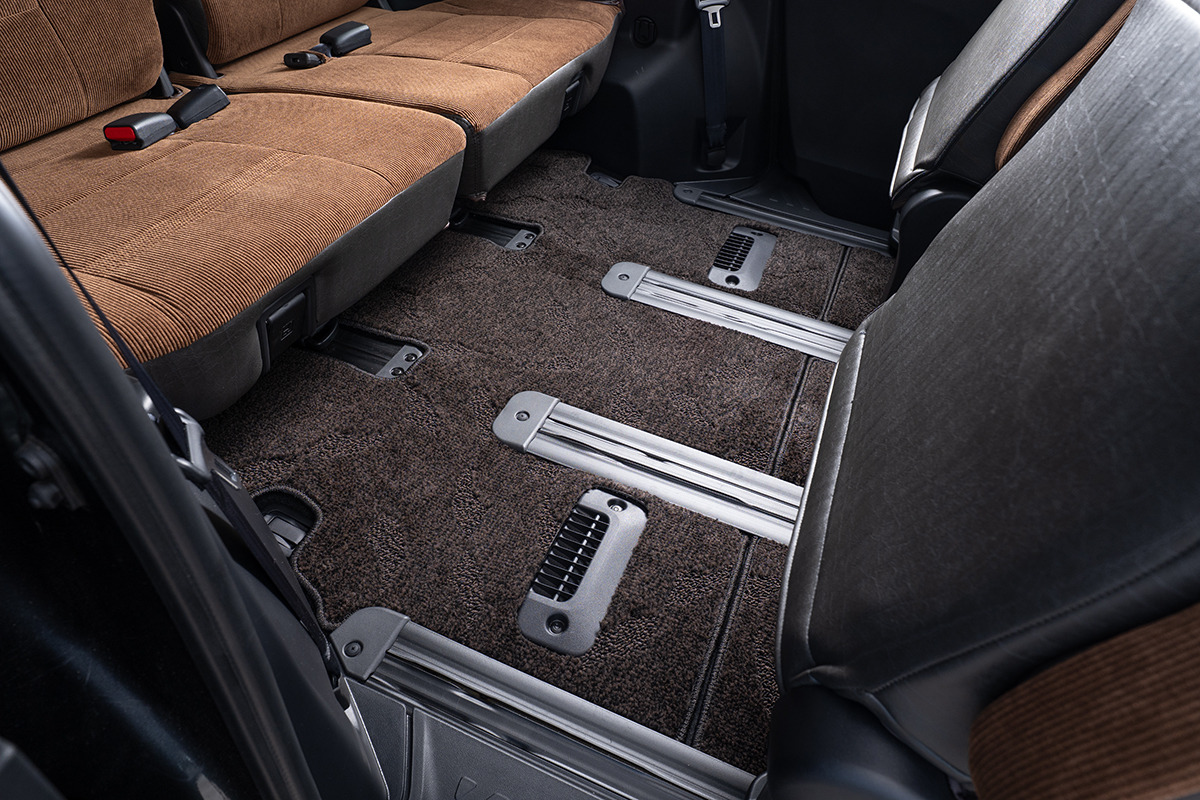 【デリカD:5専用】フロアマット プレミアムセット １台分　装着イメージ ヴィンテージブラウン