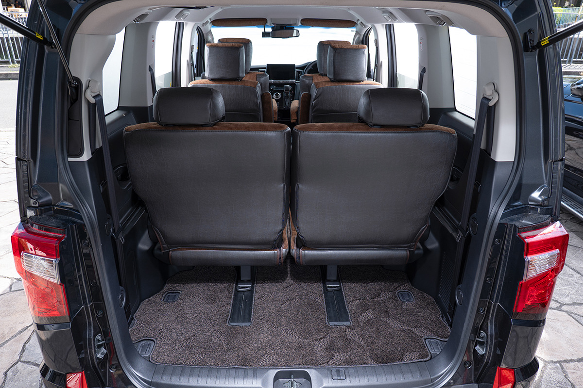 【デリカD:5専用】フロアマット プレミアムセット １台分　装着イメージ ヴィンテージブラウン