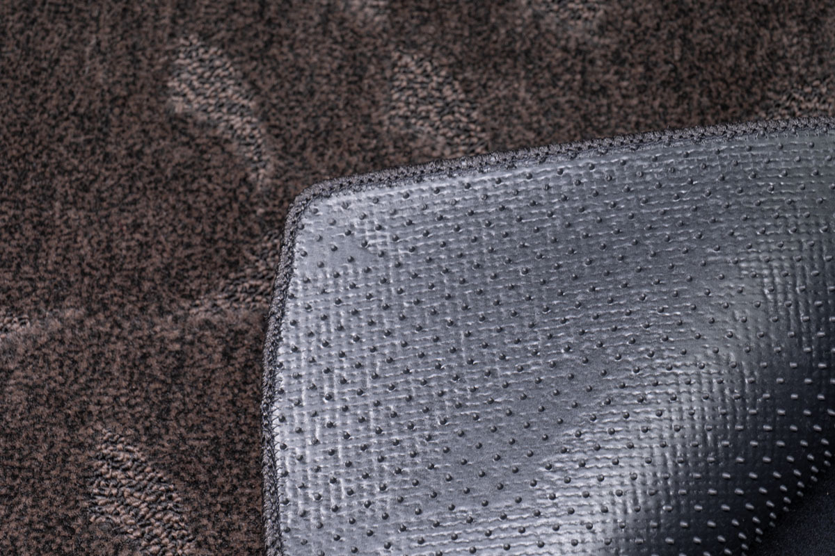 ヴィンテージブラウンの場合は裏面がゴムマット仕様になります。