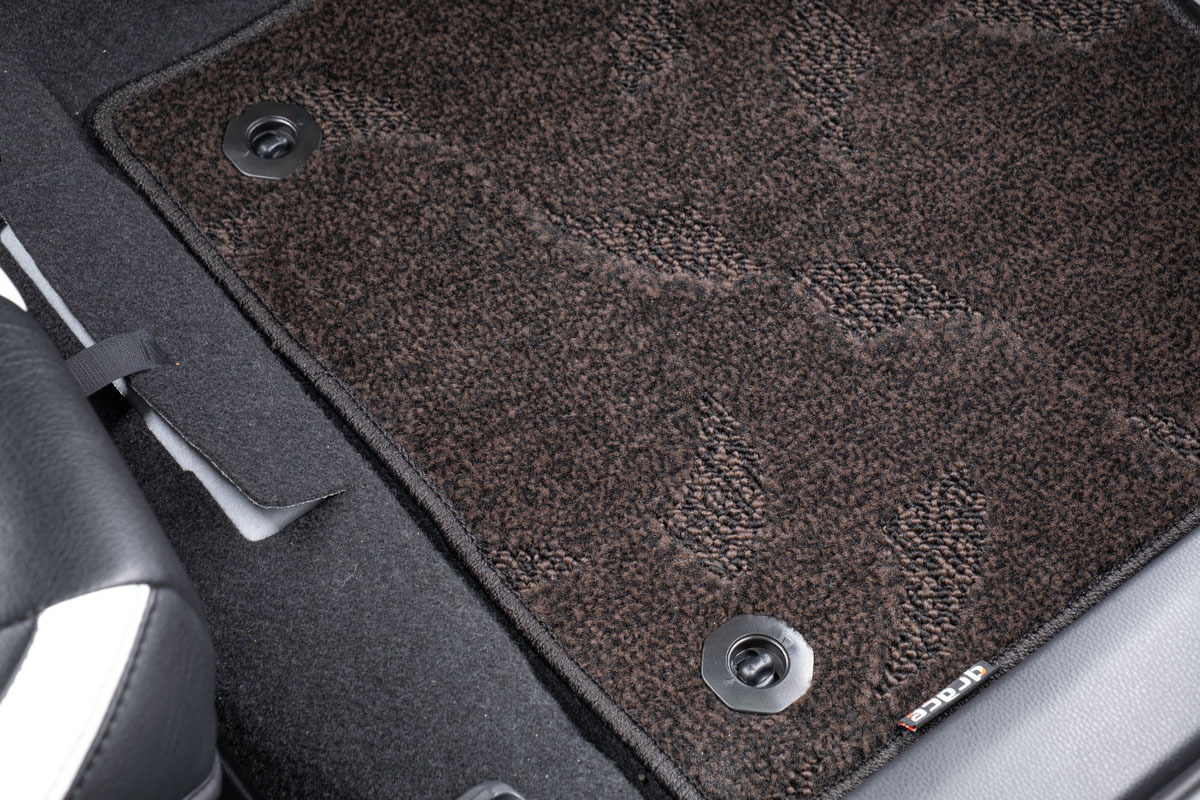 運転席部分は純正クリップ対応