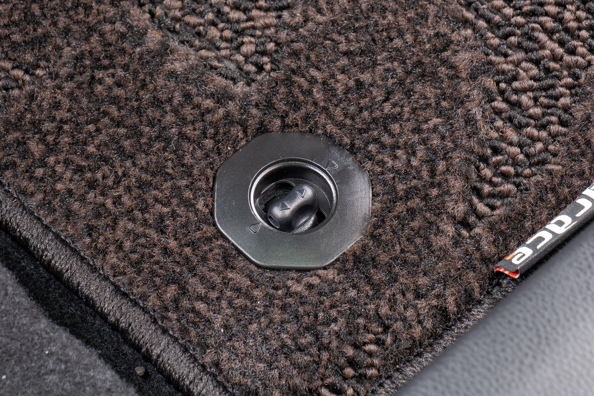 運転席部分は純正クリップ対応