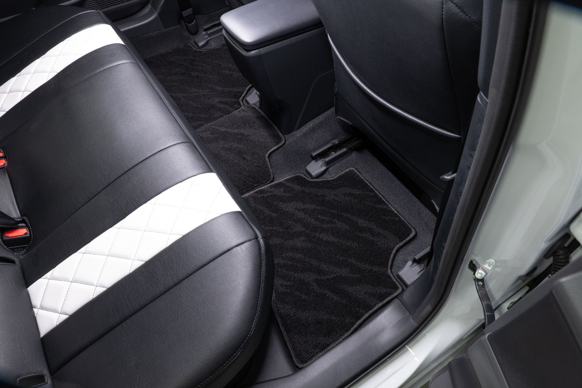 【60プリウス専用】フロアマット プレミアムセット １台分　後部座席装着イメージ ウェーブブラック