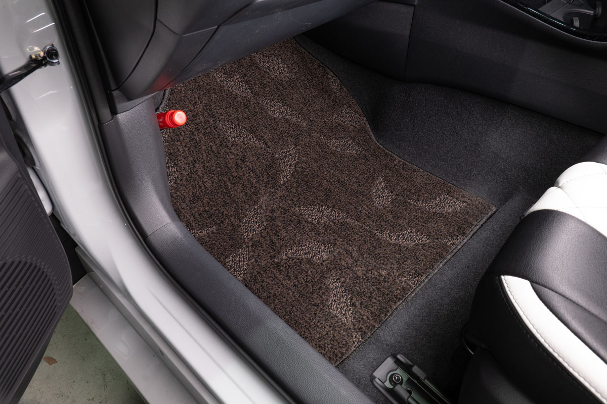 【60プリウス専用】フロアマット プレミアムセット １台分　助手席装着イメージ ウェーブブラウン