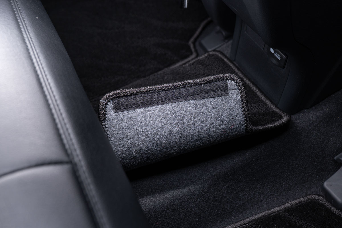 リアシート部分の接着はマジックテープになります