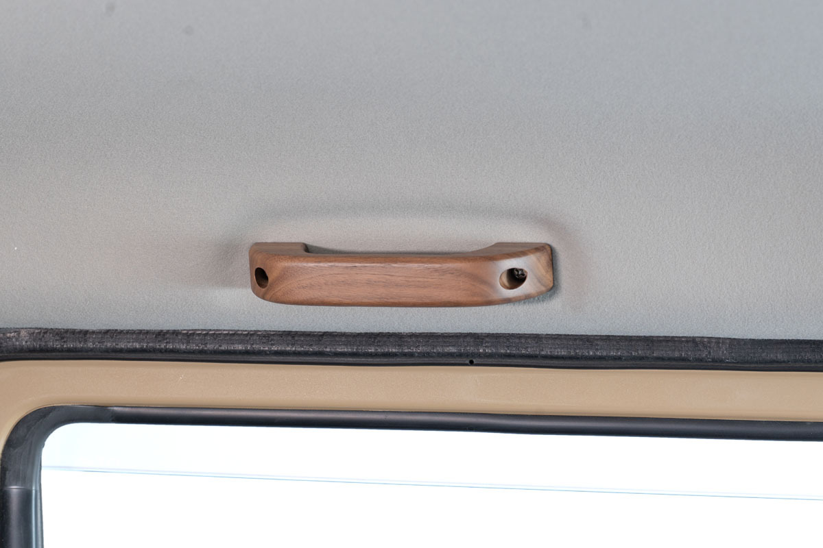 【タウンエース/S700 アトレー/ハイゼットカーゴ専用】 天井アシストグリップ １本 ウォールナット 装着イメージ
