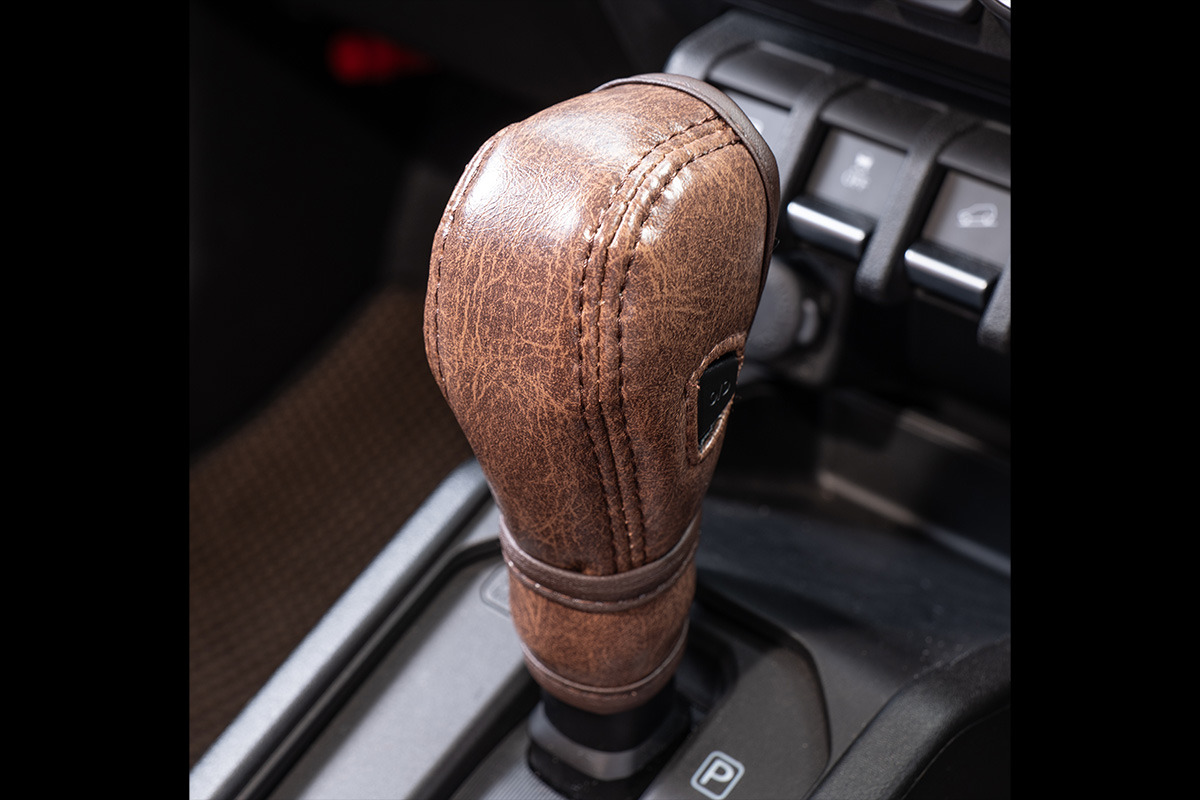 【ジムニーJB64/JB74専用】ブーツカバーセット（AT車専用）　 クラシックグロッシー　ブラウン　装着イメージ