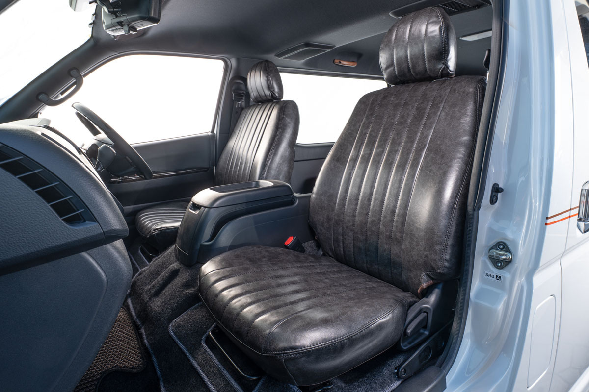 シートカバー クラシックグロッシー ハイエース装着イメージ　グロッシーブラック