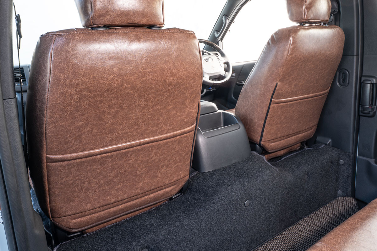 シートカバー クラシックグロッシー ハイエース装着イメージ　グロッシーブラウン