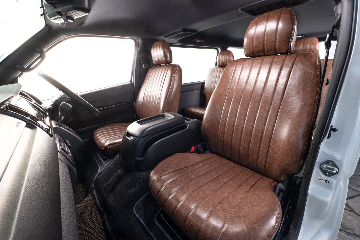 シートカバー クラシックグロッシー ハイエース装着イメージ　グロッシーブラウン